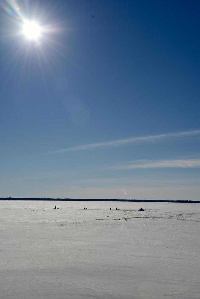 le soleil brille sur un lac gelé photo