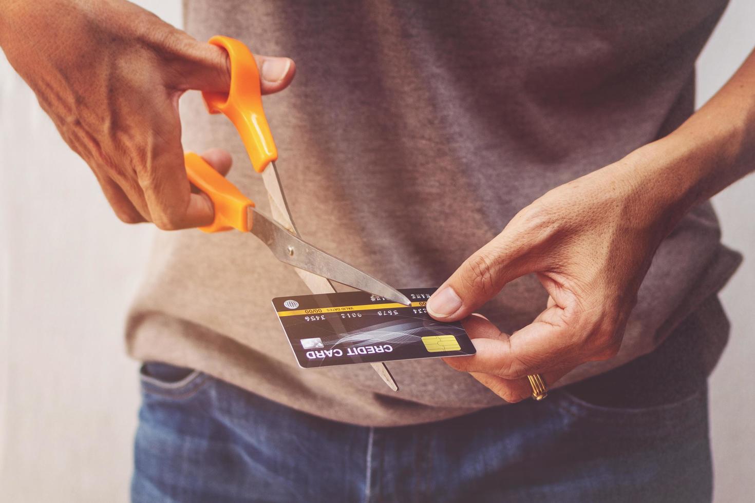 homme coupant la carte de crédit avec des ciseaux. photo