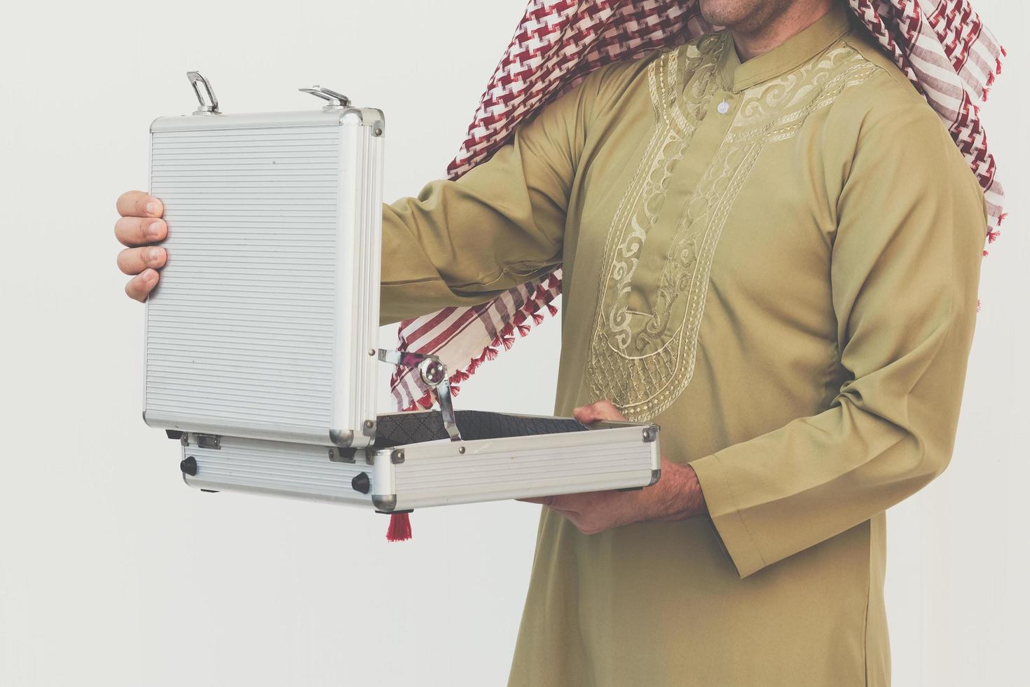 homme d'affaires arabe ouvrant la valise photo