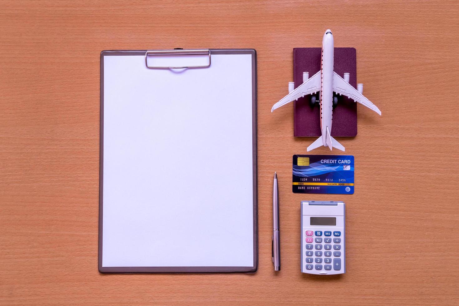 formulaire de voyage en papier blanc avec modèle et document de politique photo