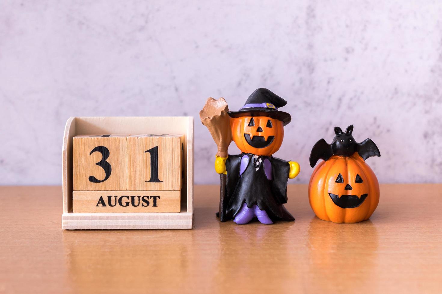 bloc de calendrier en bois perturbé spectacle date 31 octobre jour d'halloween et citrouille jouet sur fond de bois. notion d'halloween photo