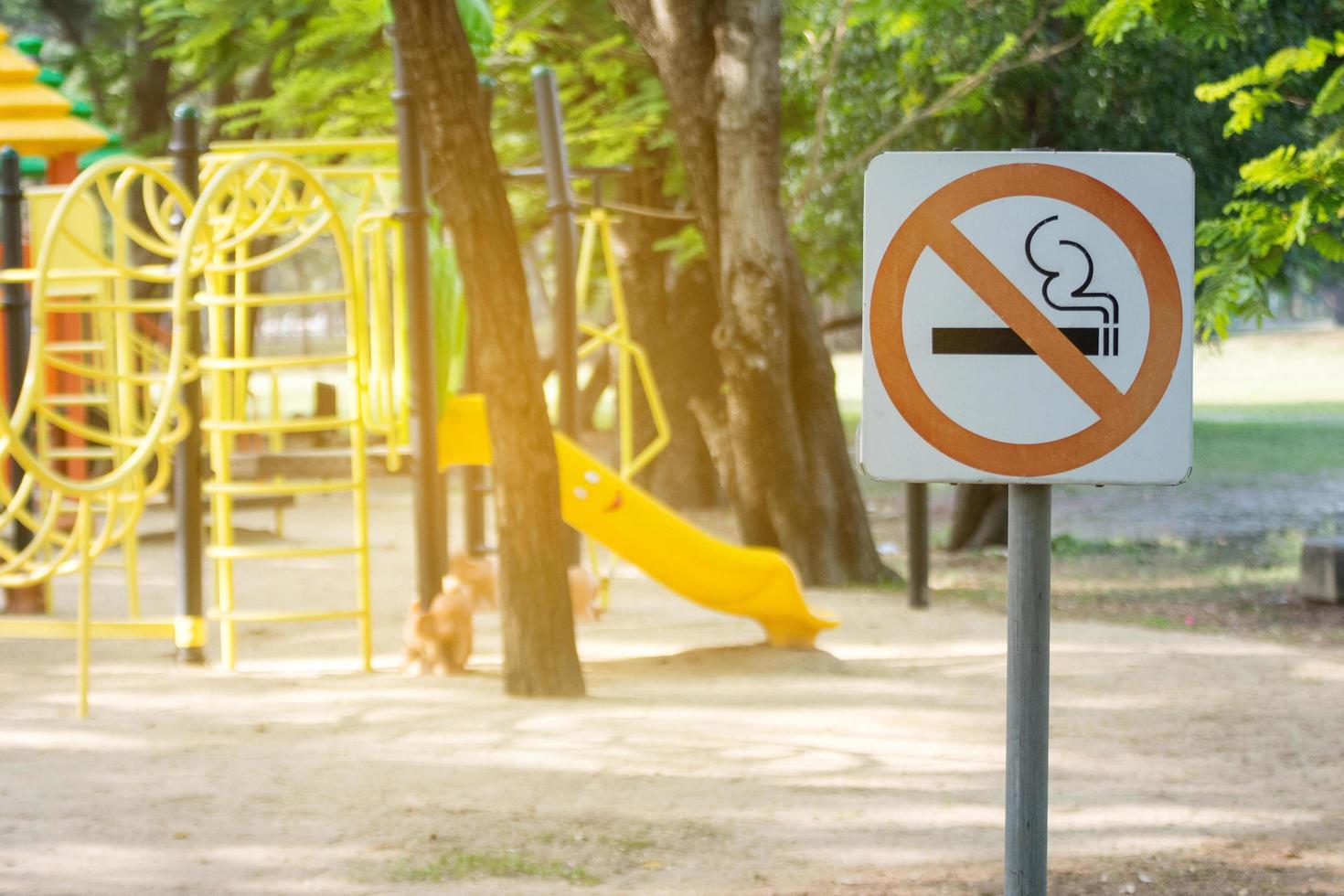 panneau métallique non fumeur dans le parc. photo
