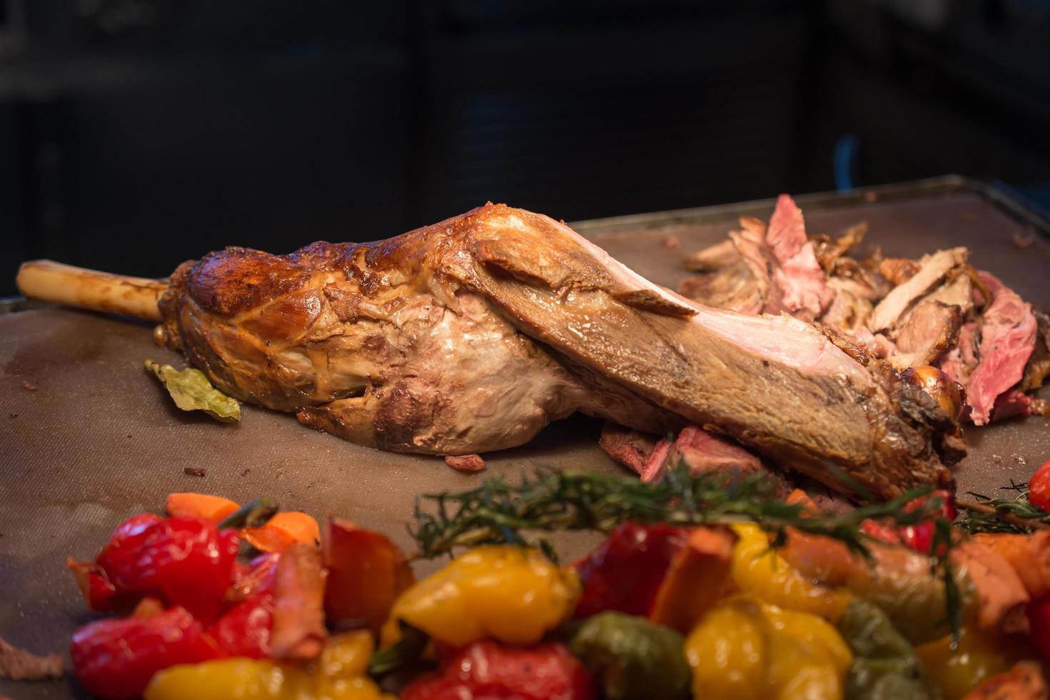 chèvre grillé avec légumes et épices sur une planche à découper photo