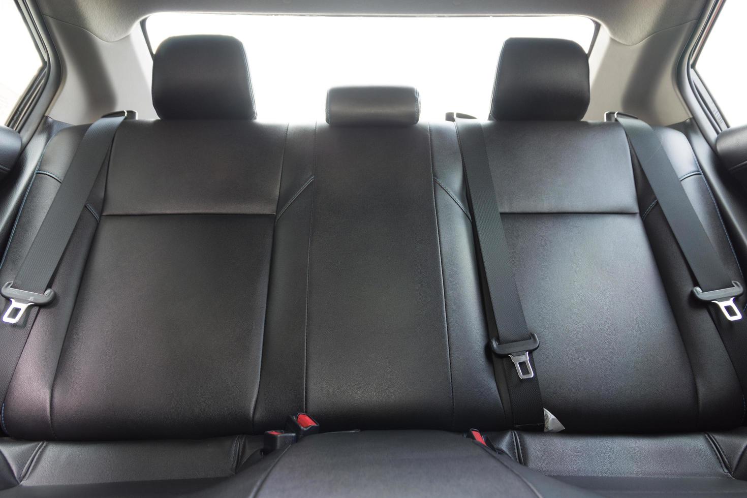 sièges passagers arrière dans une voiture de luxe moderne photo