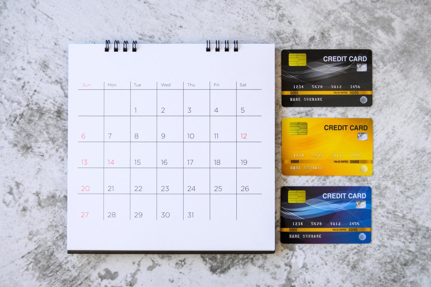 calendrier avec jours et cartes de crédit sur table. notion de magasinage photo