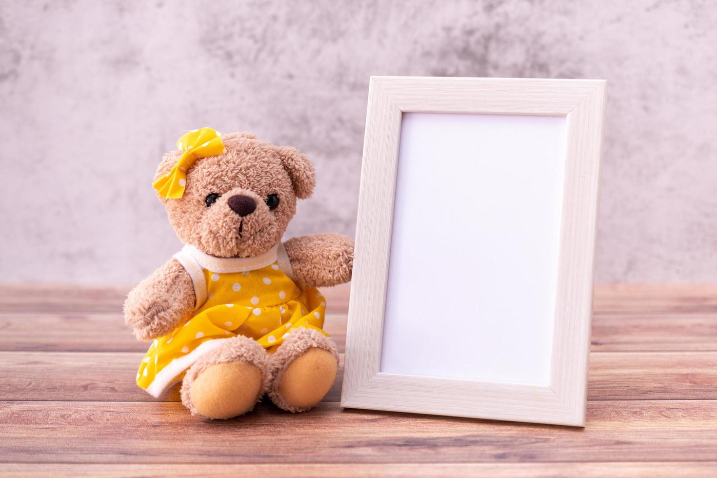 ours en peluche avec cadre photo sur table en bois. célébration de la saint valentin