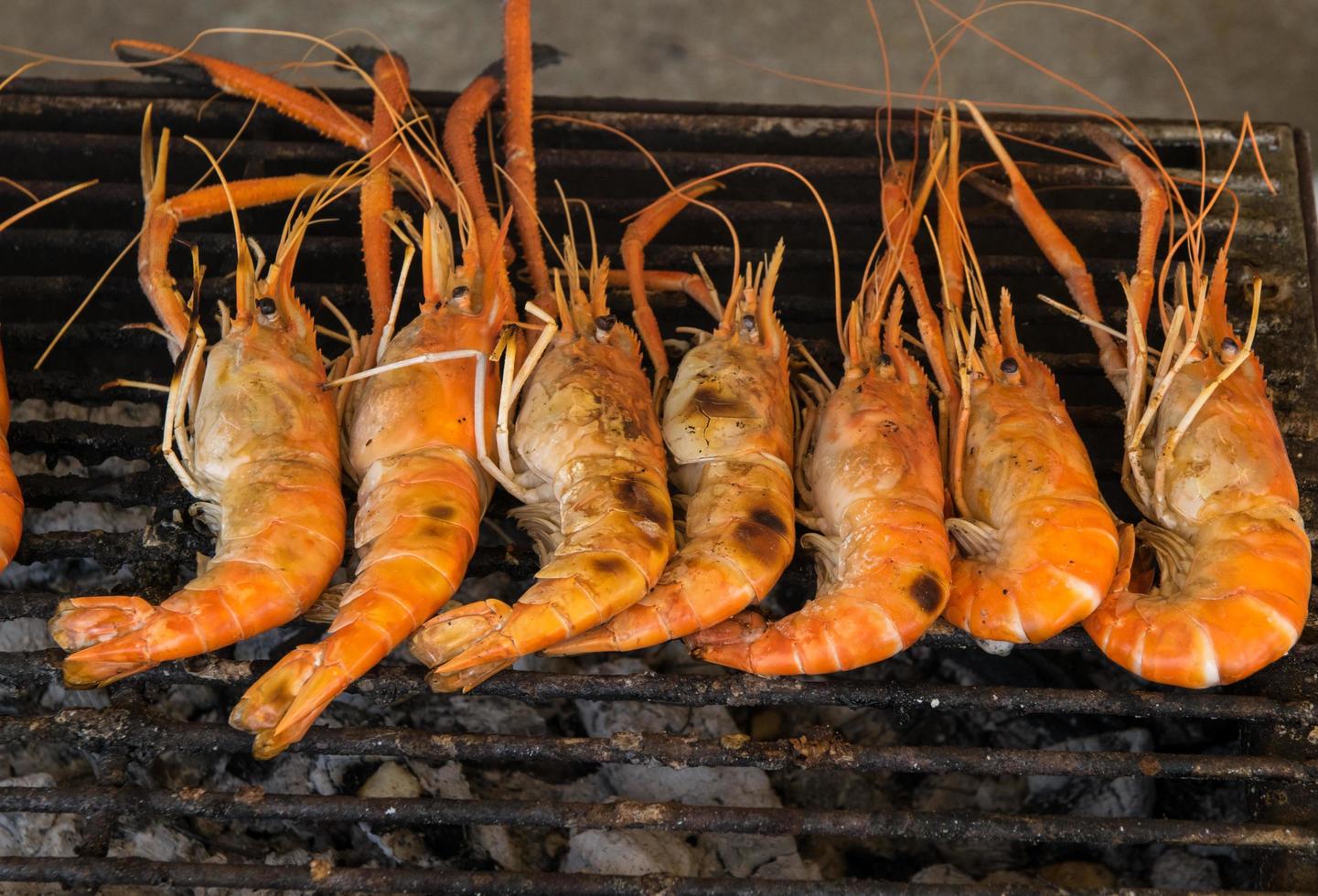 crevettes grillées sur le gril photo