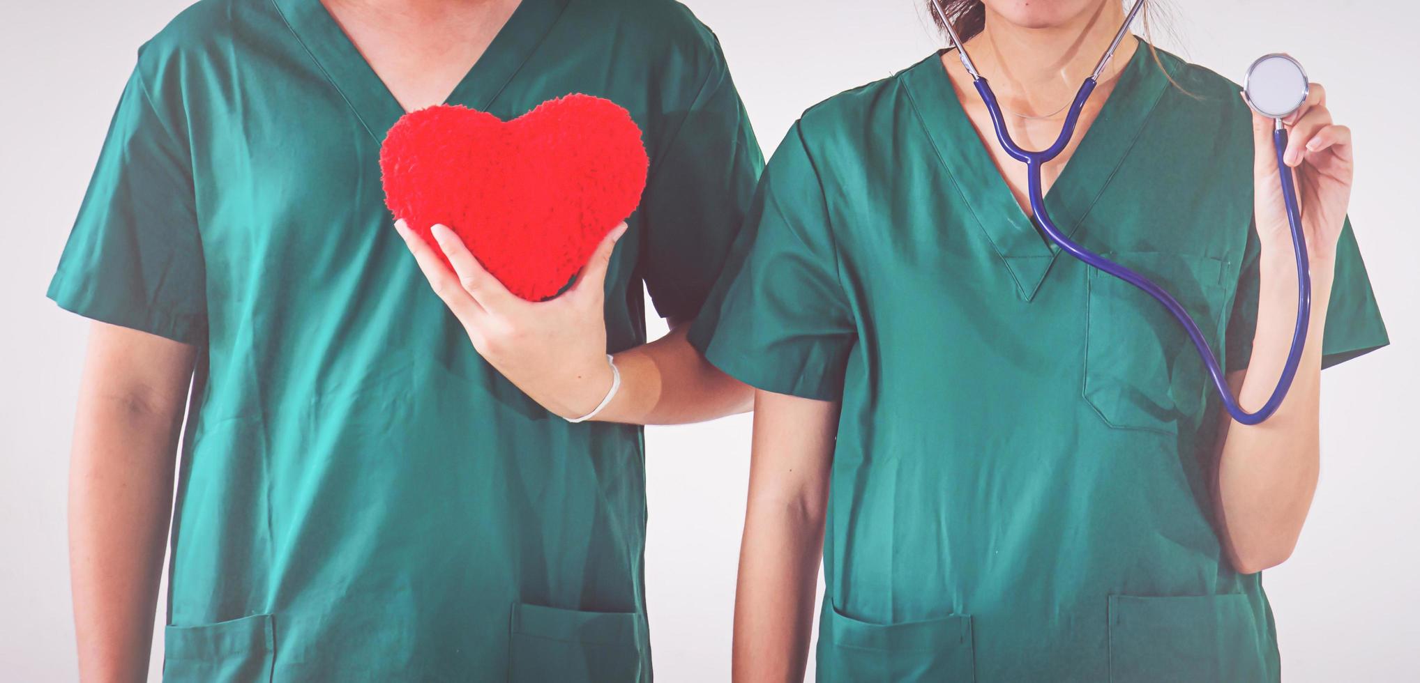 médecin avec stéthoscope examinant le coeur rouge photo