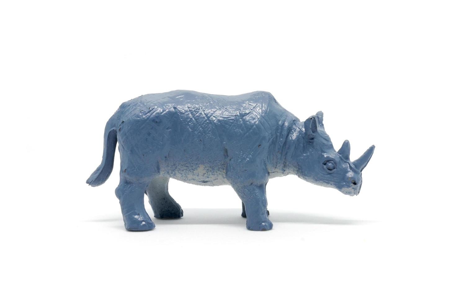 modèle de rhinocéros isolé sur fond blanc, plastique de jouets pour animaux photo