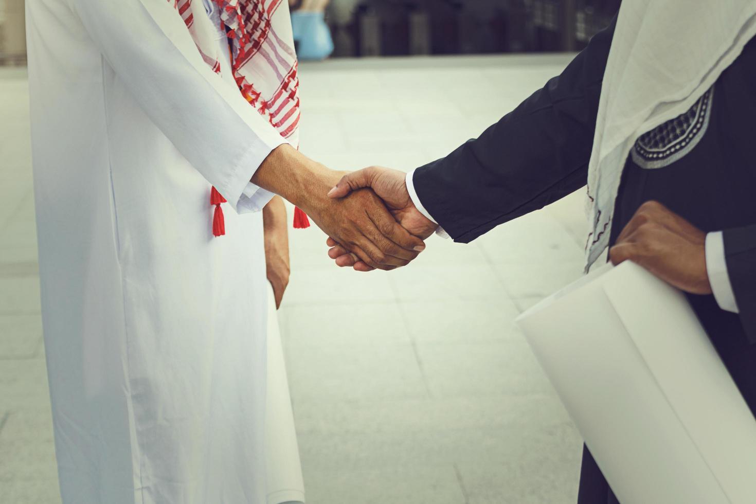 poignée de main arabe de travailleur d'hommes d'affaires sur le chantier de construction photo