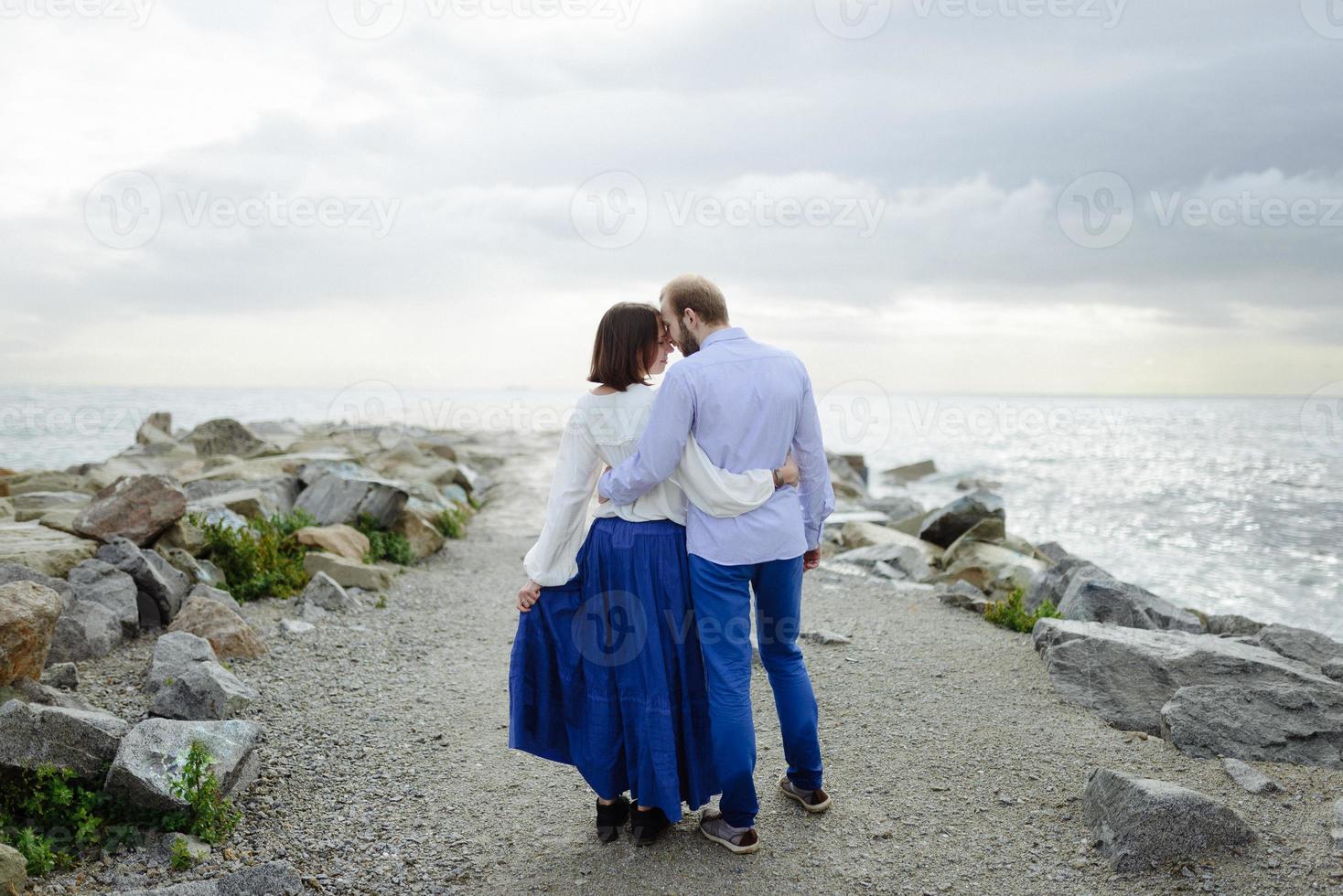 un couple d'amoureux, un homme et une femme profitant des vacances d'été sur une plage paradisiaque tropicale avec de l'eau de mer claire et pittoresque photo