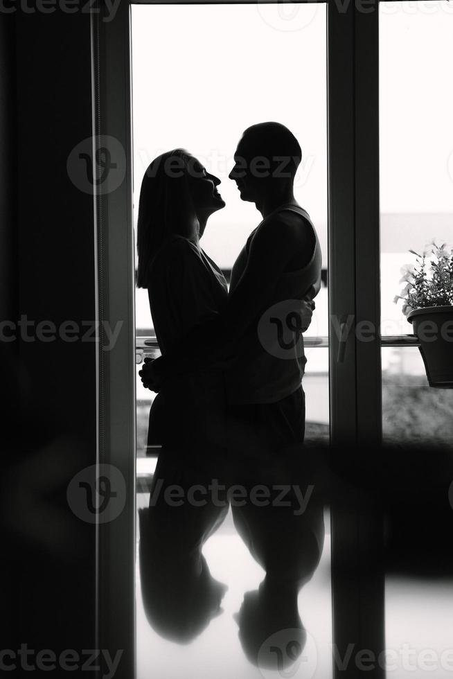 couple avec les yeux fermés. femme et homme près de la fenêtre. Mon Amour est vrai. photo