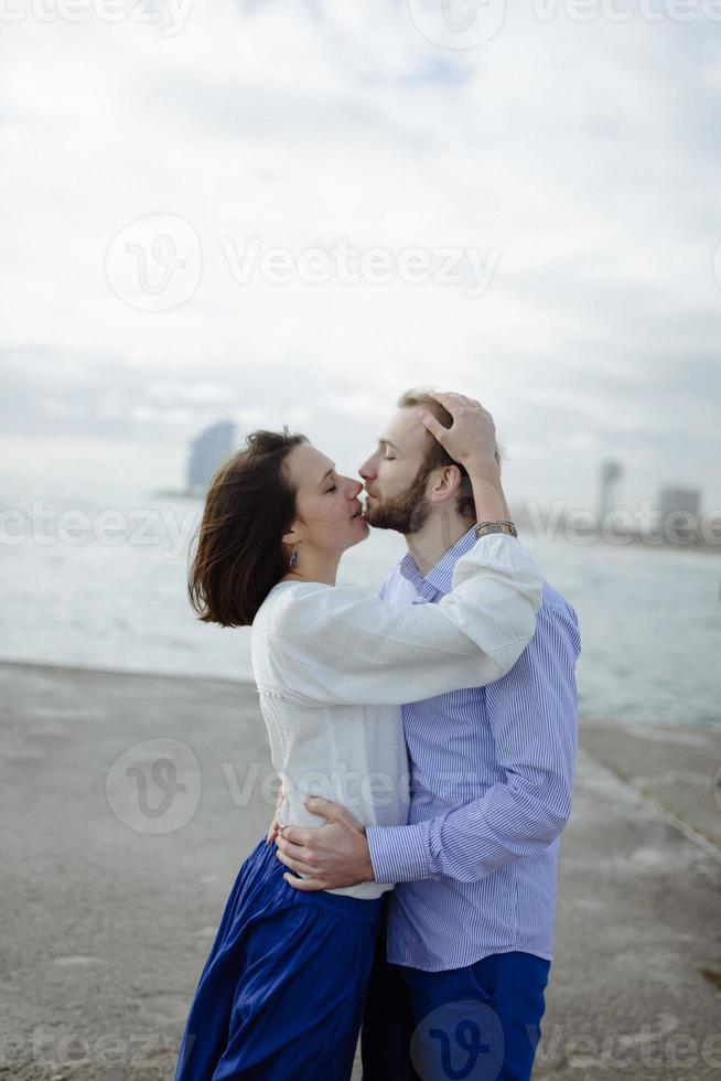 un couple d'amoureux, un homme et une femme profitant des vacances d'été sur une plage paradisiaque tropicale avec de l'eau de mer claire et pittoresque photo