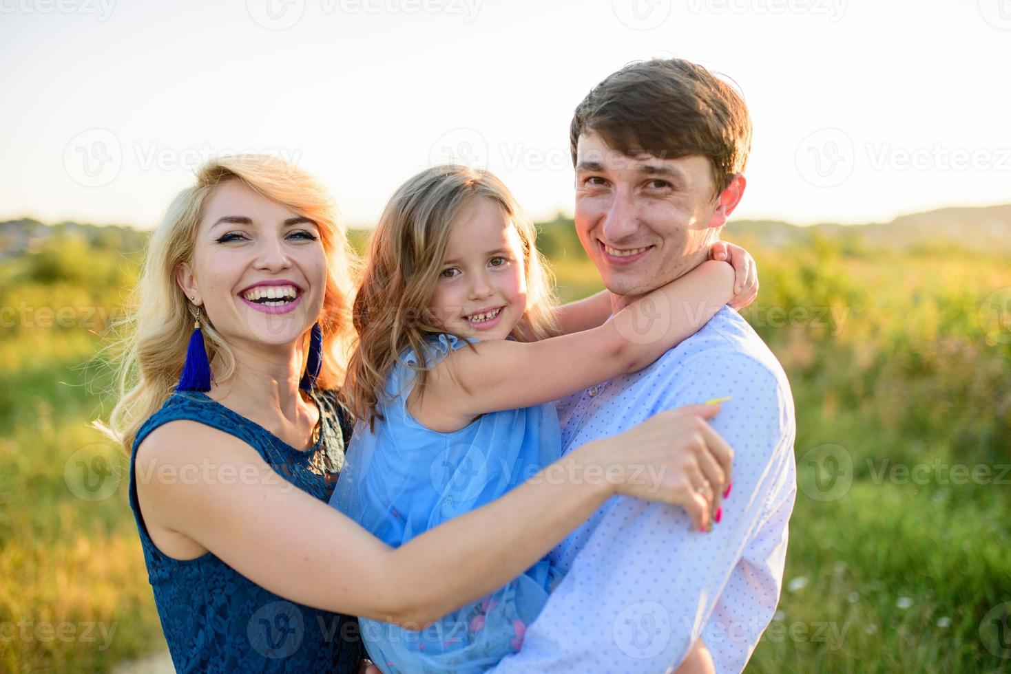 papa maman et sa fille s'amusent ensemble dans la nature. photo