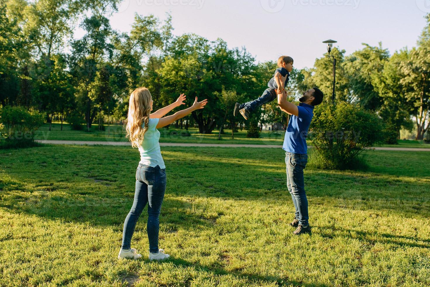 les parents jouent dans le parc avec leur fils photo