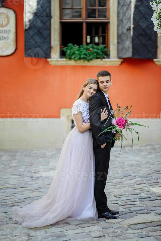 beau couple étreignant à gorode. L'Europe . photo