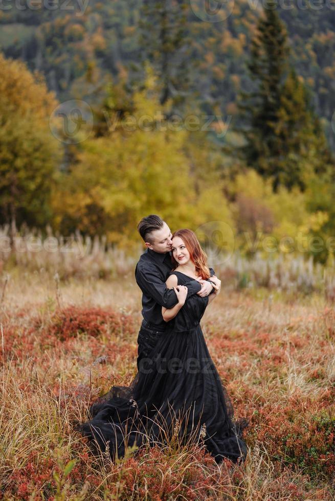 couple de mariage sur fond de montagnes d'automne. photo