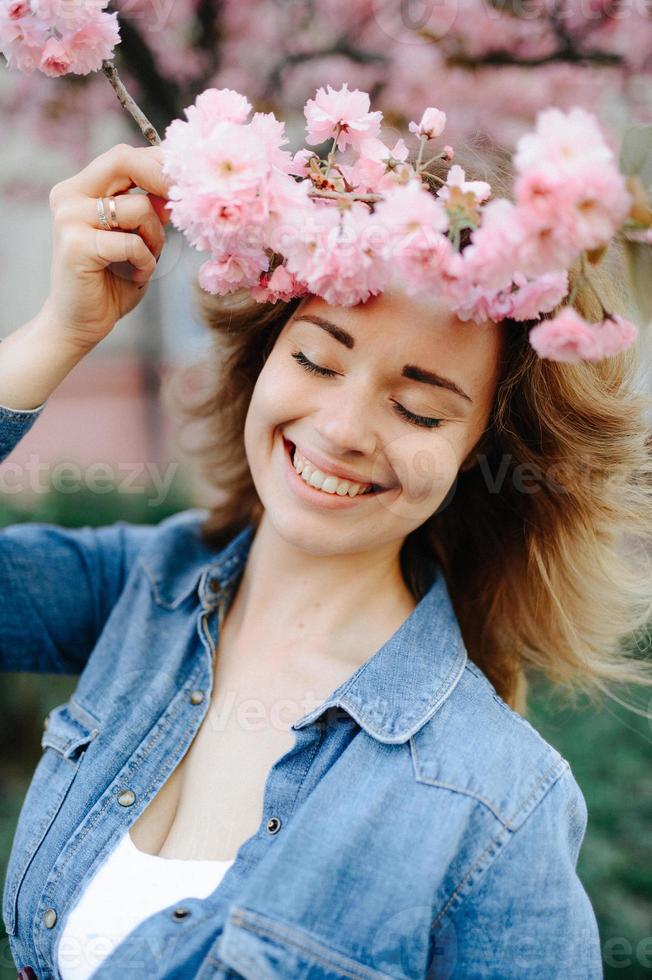 belle femme appréciant le champ de marguerites, belle femme allongée dans un pré de fleurs, jolie fille se relaxant en plein air, s'amusant, tenant une plante, heureuse jeune femme et nature verte printanière, concept d'harmonie photo