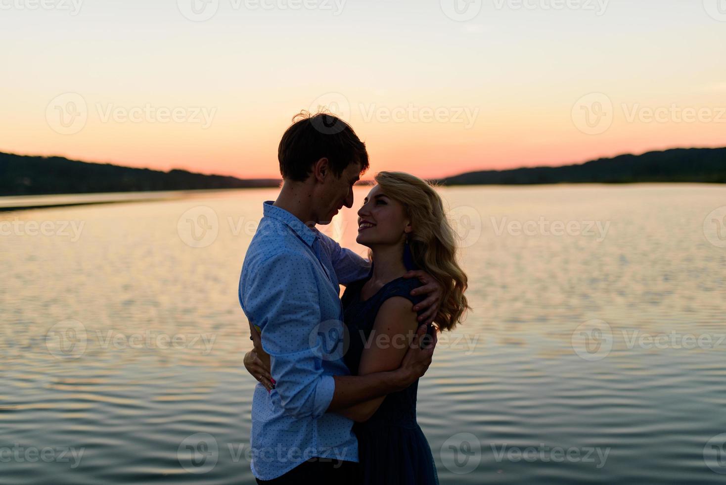 homme et femme sur la jetée près du lac. photo