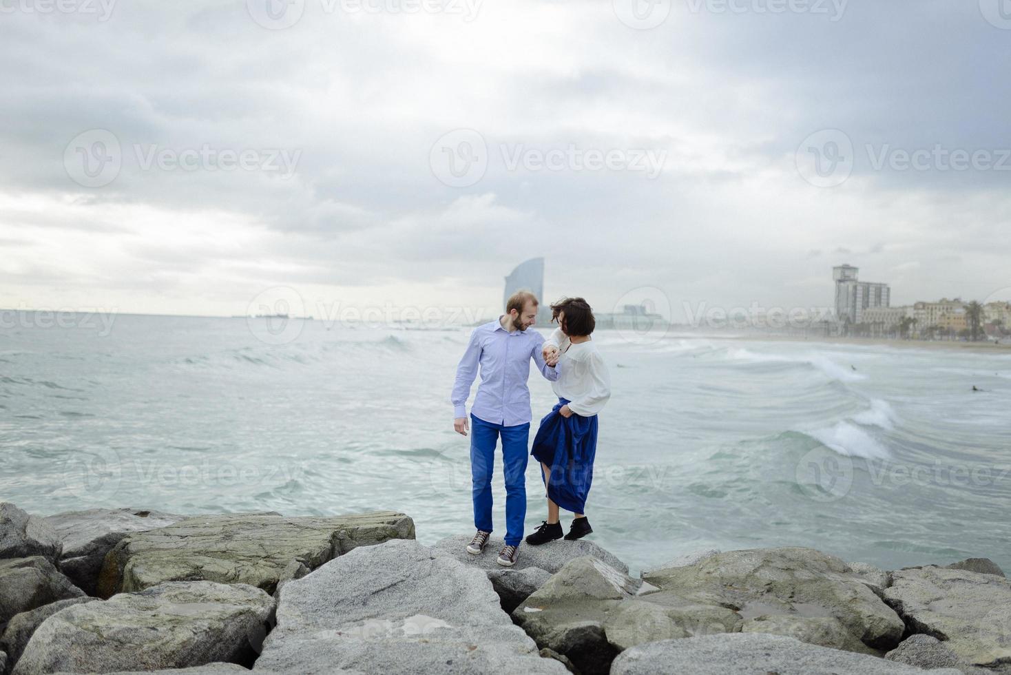 un couple d'amoureux, un homme et une femme profitant des vacances d'été sur une plage paradisiaque tropicale avec de l'eau de mer claire et pittoresque photo