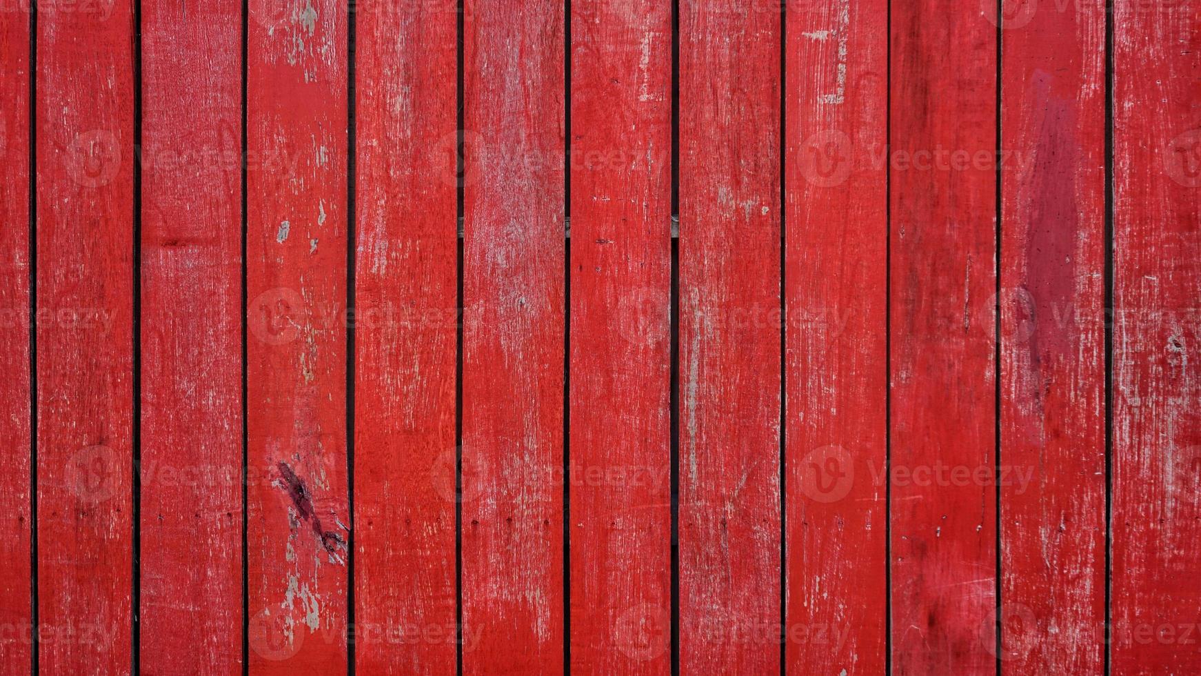 mur de planches de bois peint en rouge avec texture de fissures et fond de texture rayée. photo