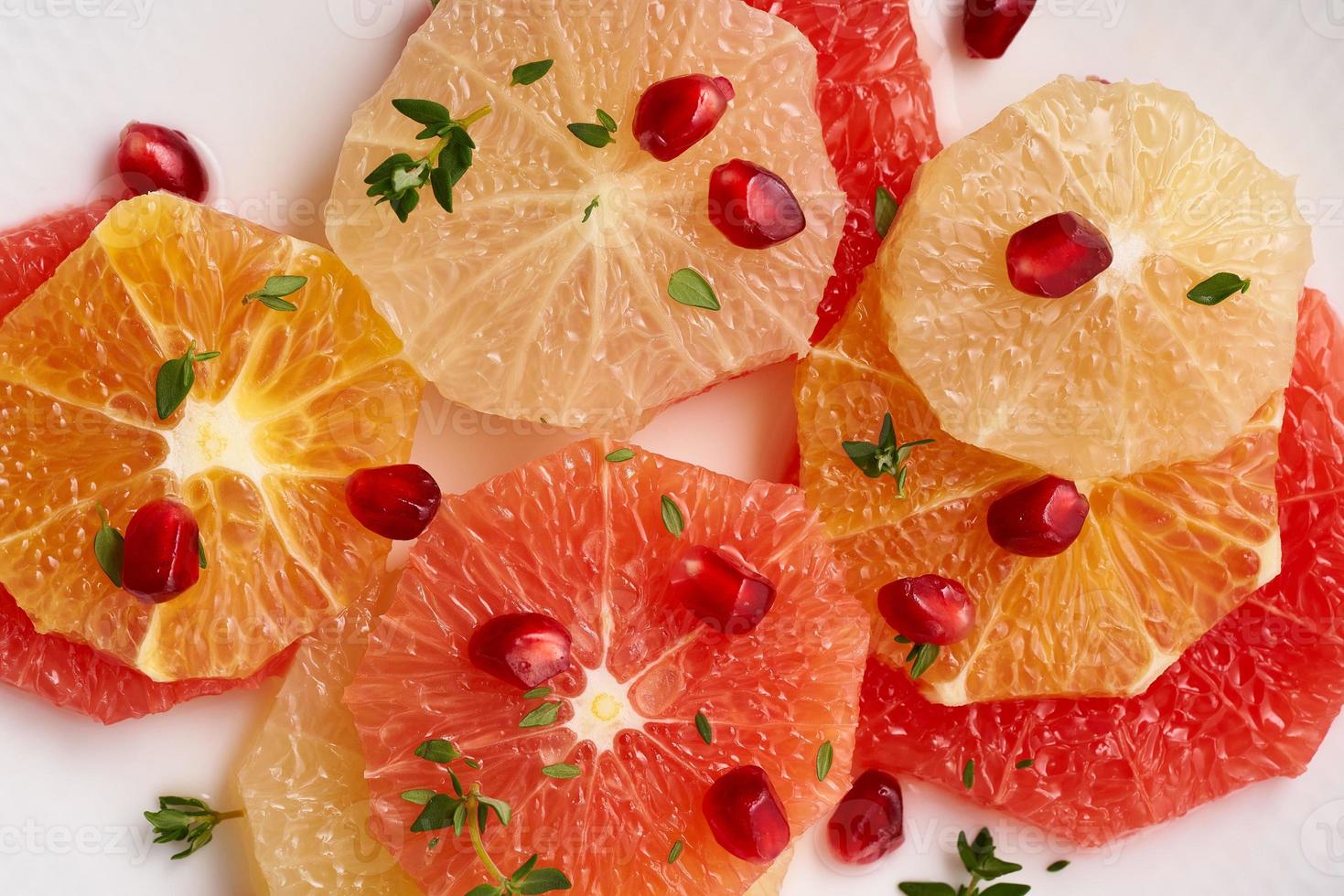 bannière en gros plan avec un mélange lumineux d'agrumes. salade de mélange de tranches rondes de pamplemousse photo