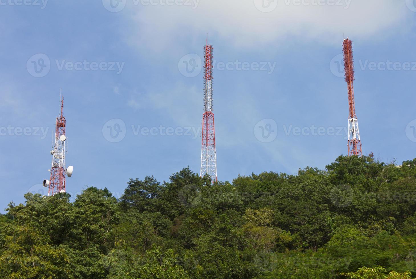 mât de télécommunications sur de nombreuses forêts. photo