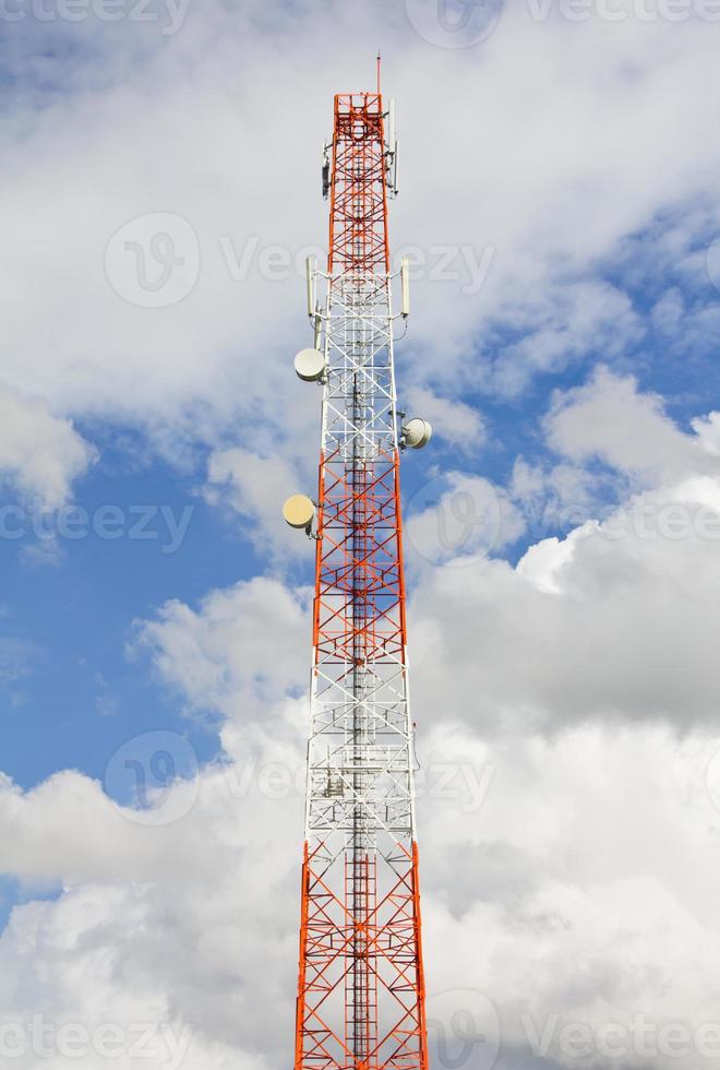 mât de télécommunication avec ciel nuageux. photo