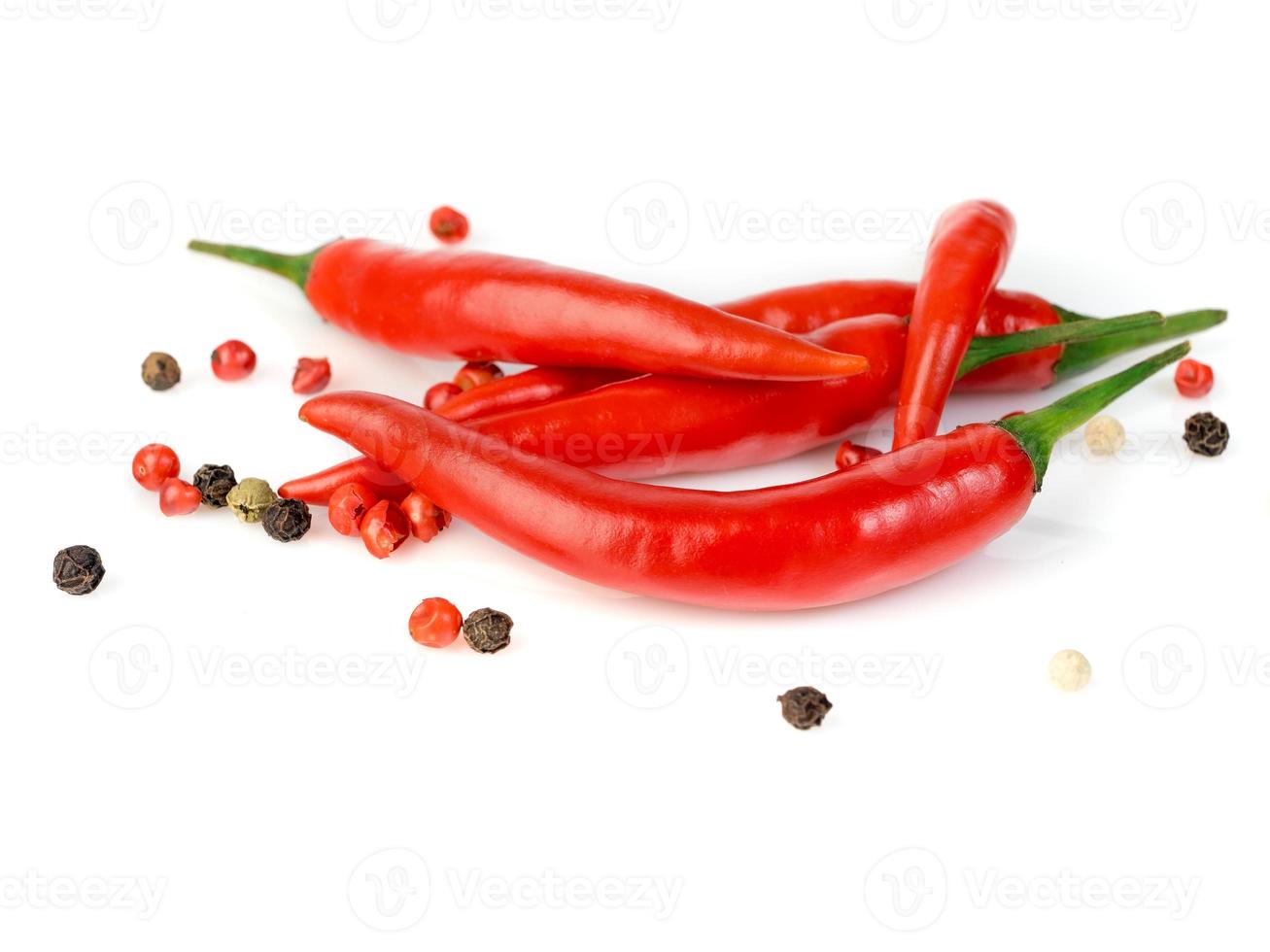 poivre de cayenne rouge et poivre sur fond blanc, vue latérale photo