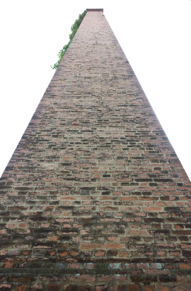 isoler la grande cheminée en brique. photo