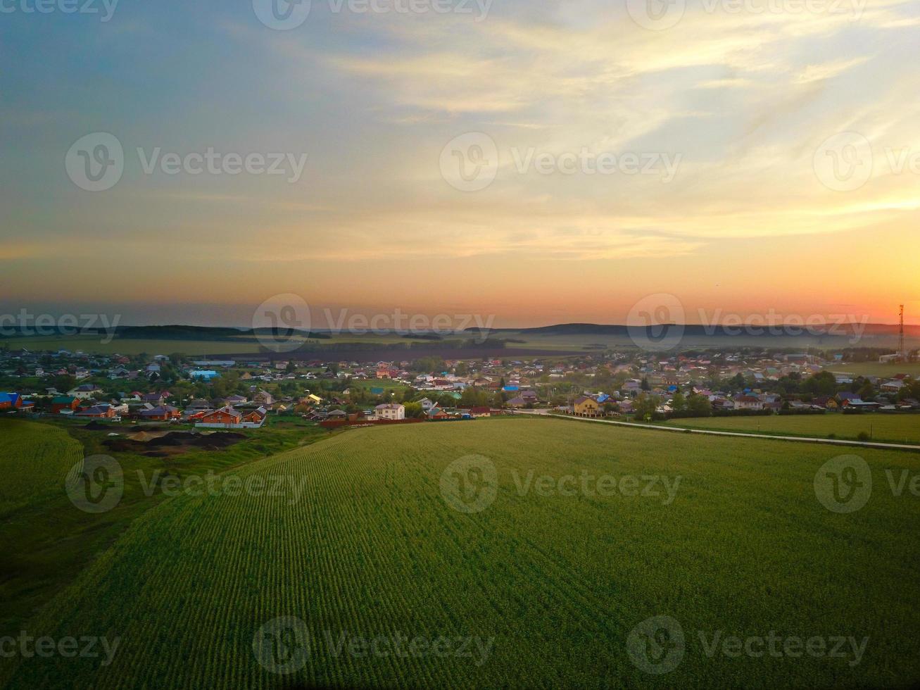 une vue plongeante depuis un drone sur le paysage de la campagne. champs agricoles, villages et bois. photo