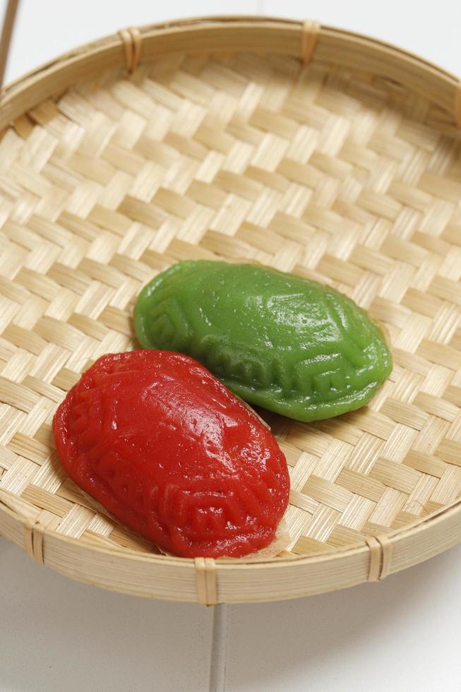 ang kue ou kue ku ou kue thok , pâtisserie chinoise cuite à la vapeur de farine de riz gluant avec garniture de pâte de haricot mungo sucrée. photo