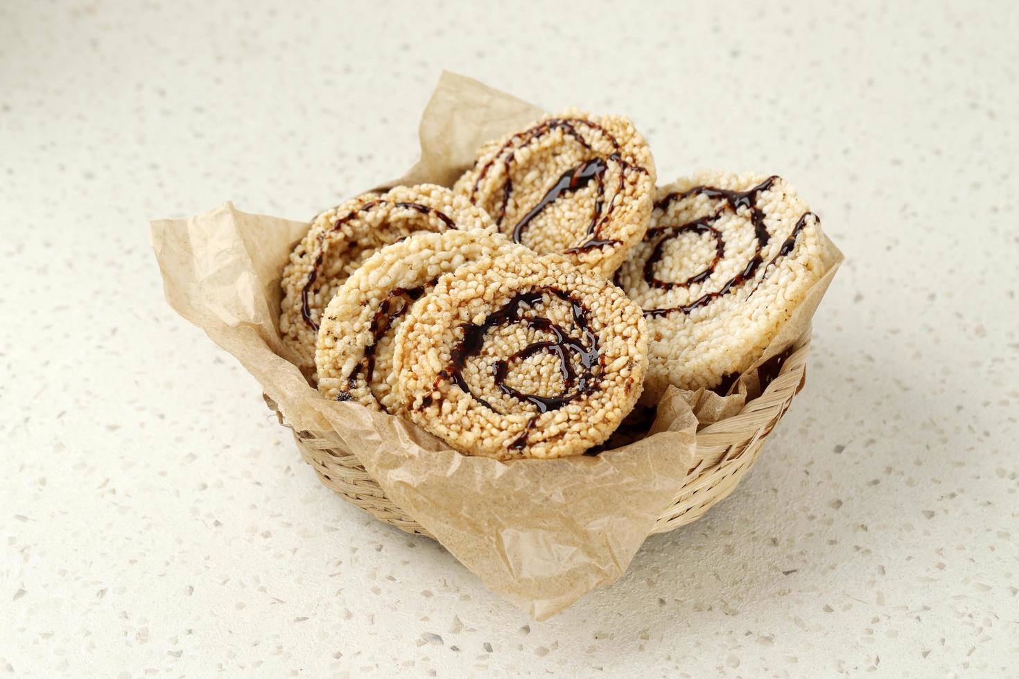 craquelins de riz intip madu ou rengginang avec cassonade sur fond blanc. salé, sucré et croquant. photo