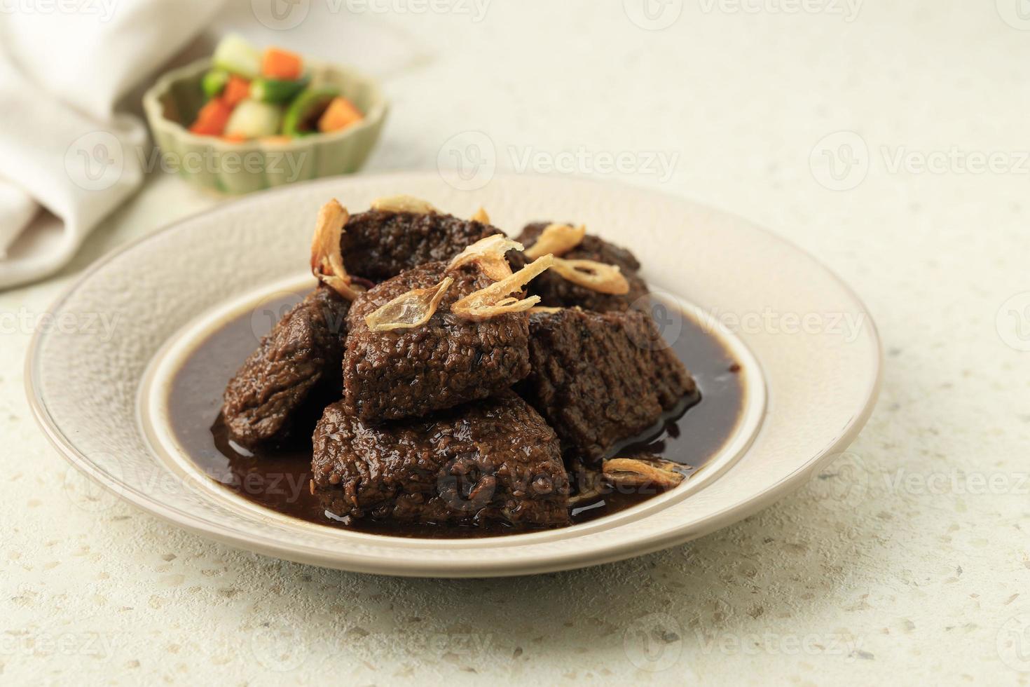 malbi daging sapi palembang, ragoût de bœuf sucré du sud de sumatra., indonésie. photo