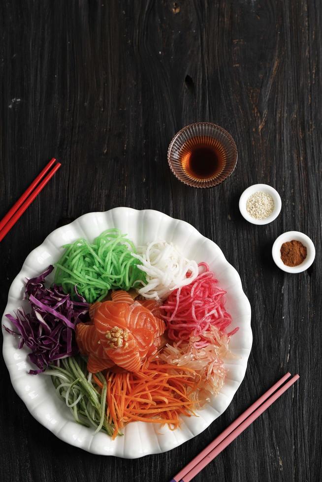saumon yee a chanté ou yusheng, un plat de célébration du nouvel an chinois photo