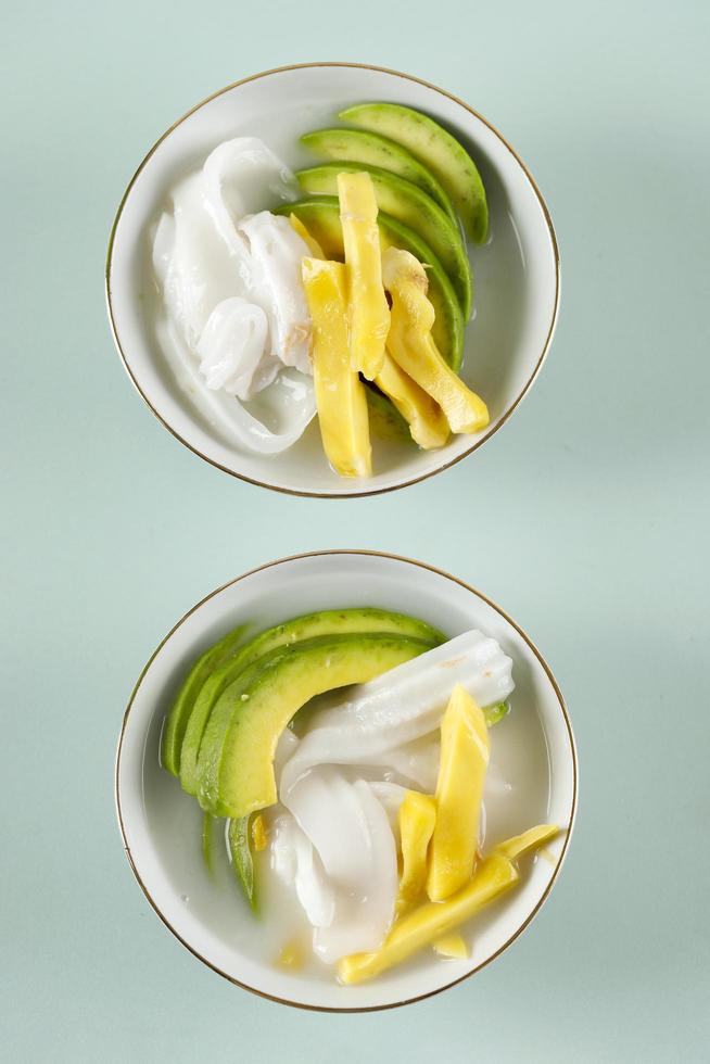 es teler 77 ou es teller, cocktail de fruits indonésien composé d'avocat, jeune noix de coco, jacquier photo