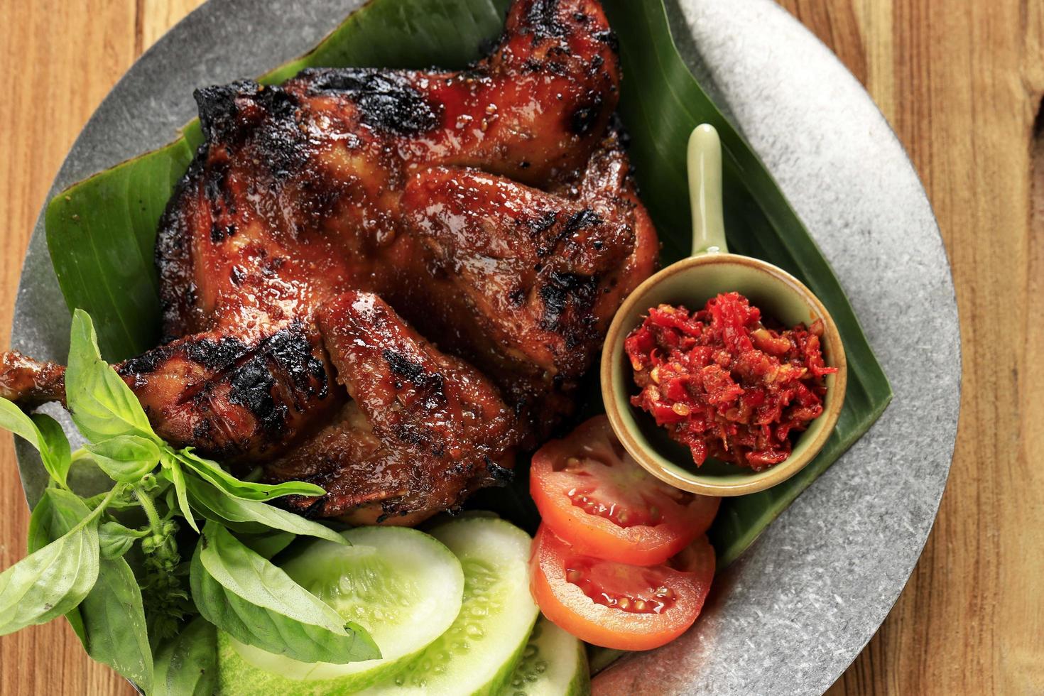 ayam bakar madu, poulet rôti au miel, herbes et épices d'indonésie photo