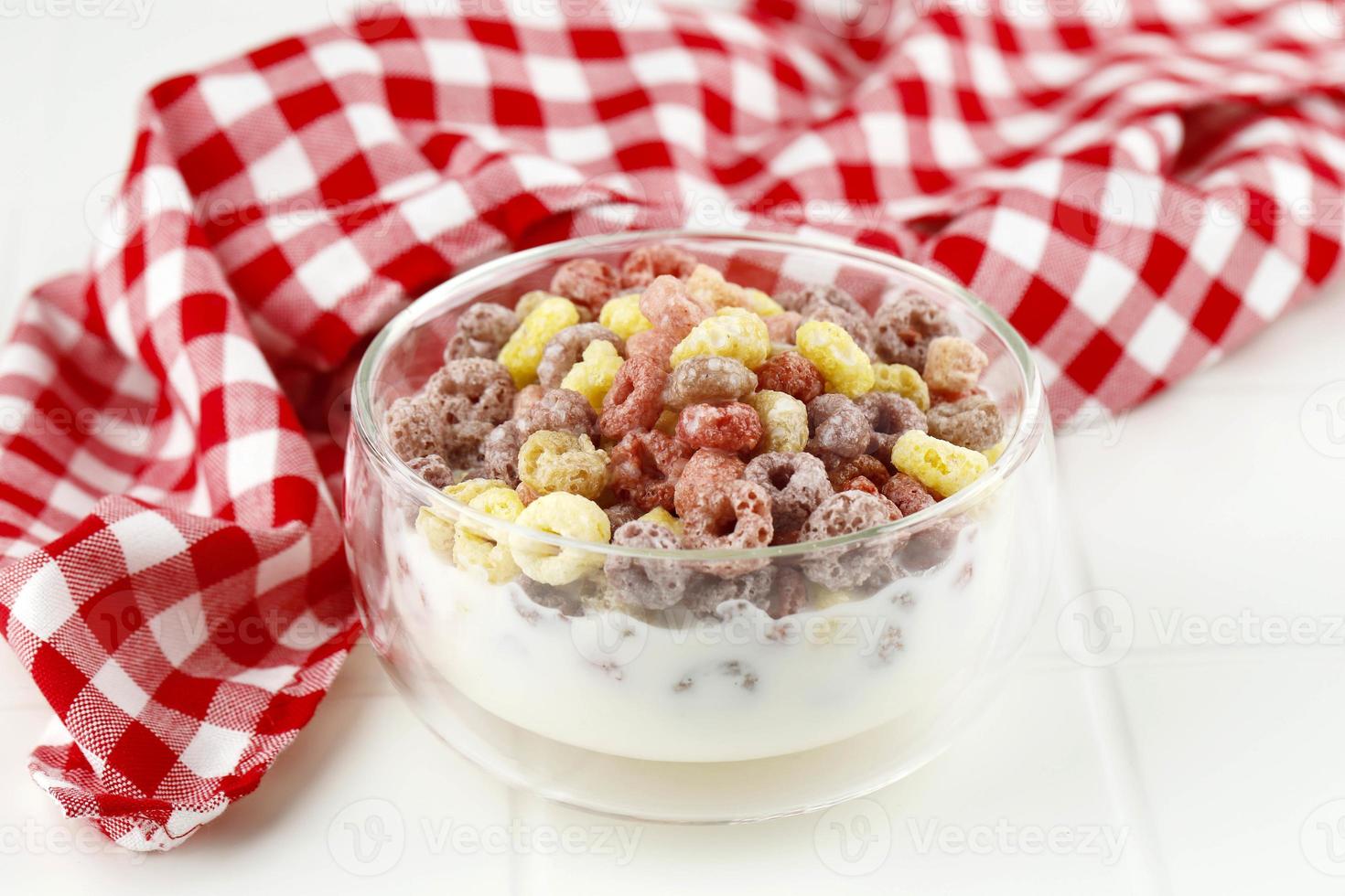 un bol de froot loops de céréales avec du lait pour le petit déjeuner, photo