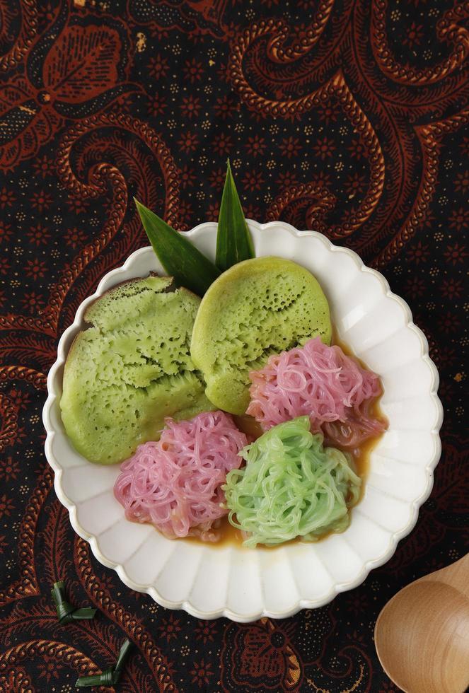 pethulo, srabi et putu mayang servis avec du sirop de sucre de palme au lait de coco, dessert traditionnel indonésien de l'est de java. photo