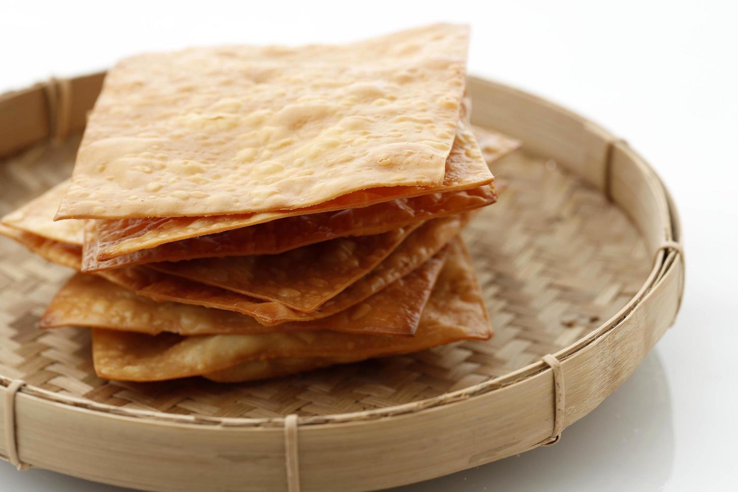 feuille d'emballage de wonton frite ou pangsit goreng, boulette croustillante pour craquelin, généralement servie comme plat d'accompagnement boulette de viande asiatique ou nouilles. photo