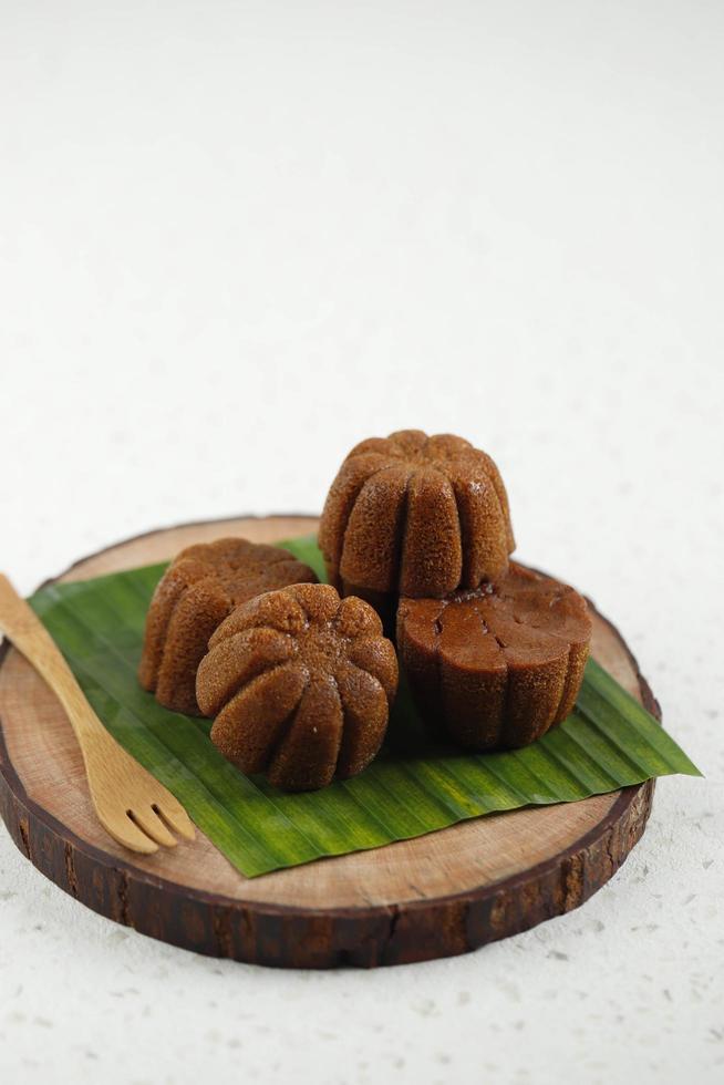 gâteau au caramel cuit à la vapeur bolu sakura , à base de caramel avec une pâte à gâteau à base d'œuf, de sucre, de farine et de beurre. photo