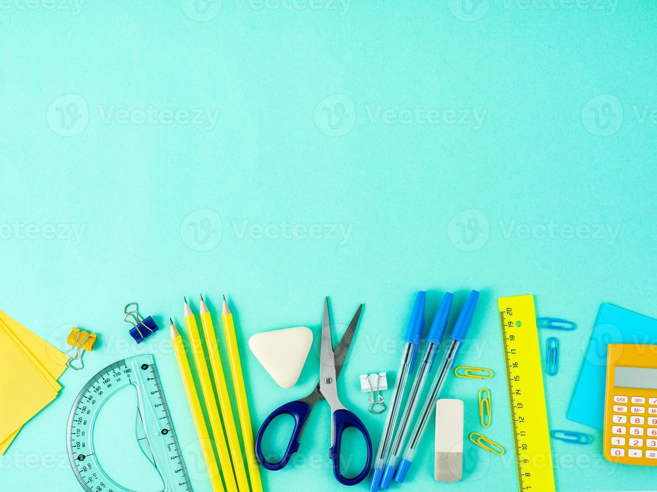 vue de dessus du bureau de bureau bleu vif moderne avec des fournitures scolaires sur la table, espace vide pour le texte. concept de retour à l'école. photo