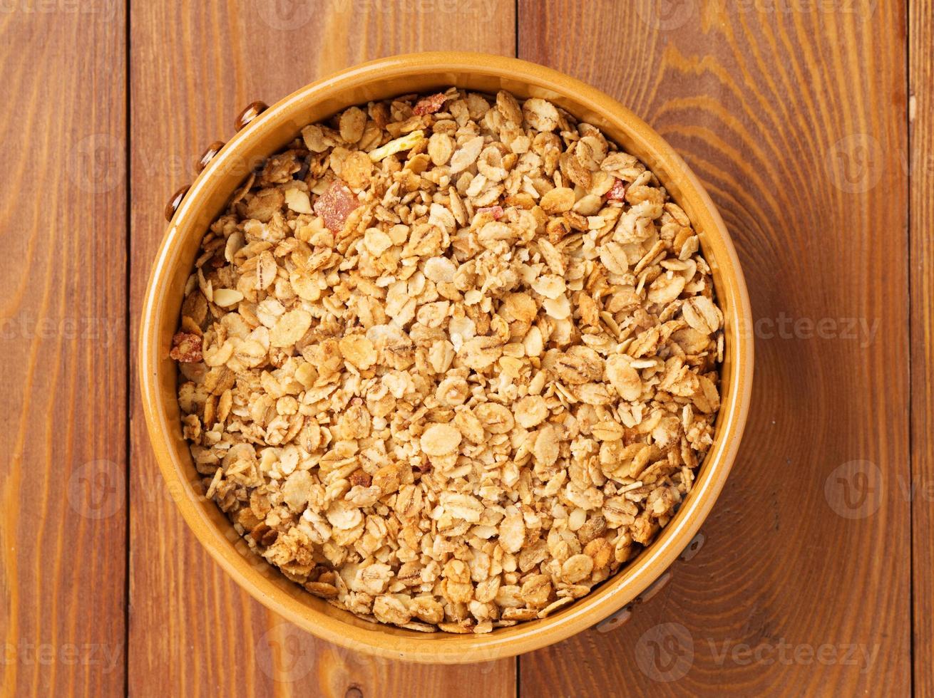 muesli dans un bol sur fond blanc, alimentation saine avec flocons d'avoine, noix, fruits secs photo