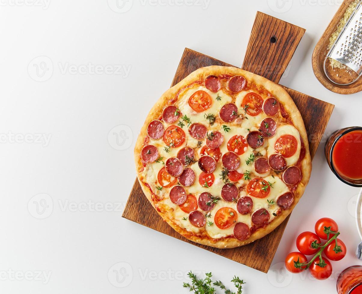 vue de dessus pizza au pepperoni italienne maison chaude avec salami, mozzarella sur tableau blanc photo