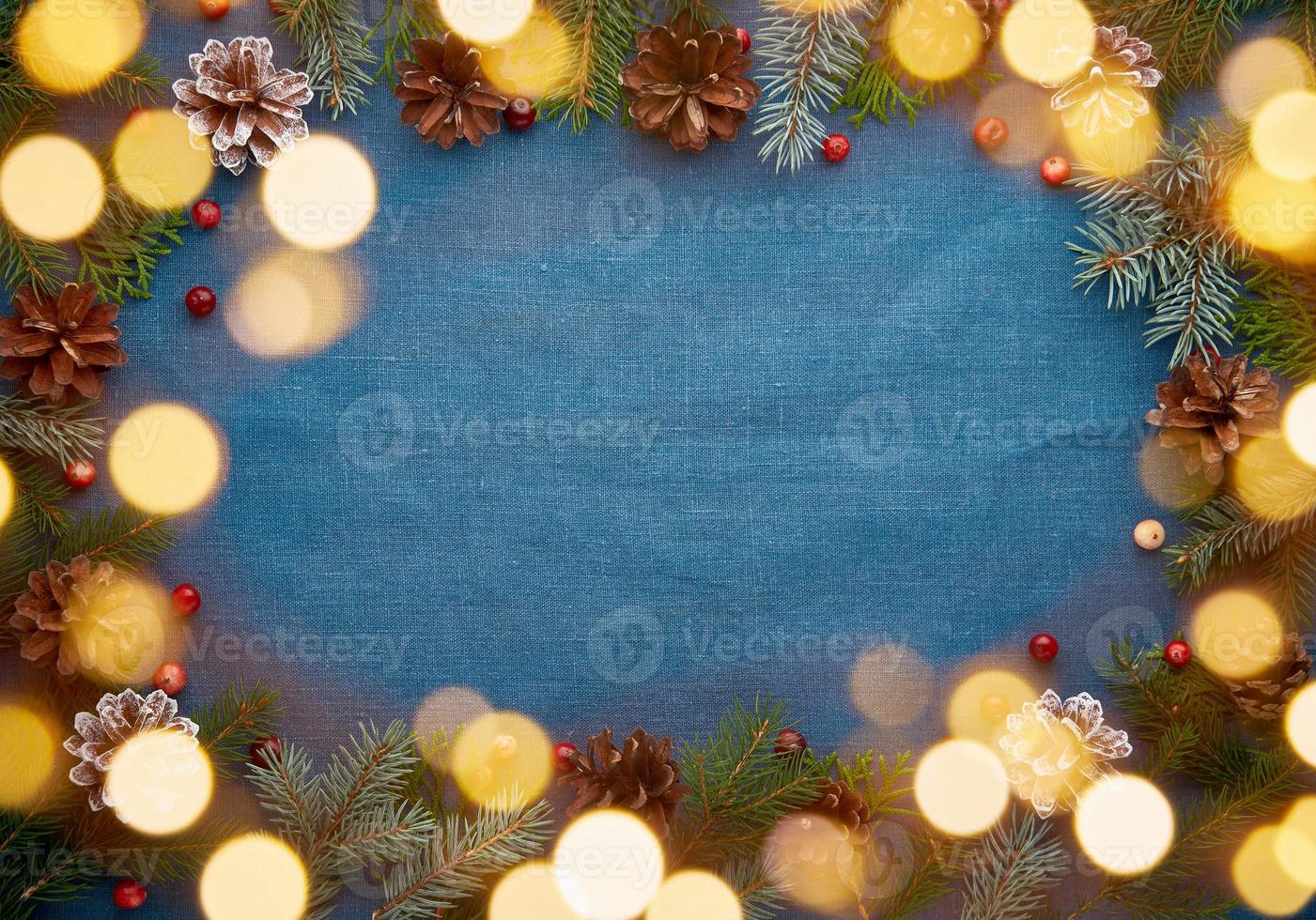 noël et bonne année fond bleu foncé faire face à l'espace pour le texte et bokeh de guirlande lumineuse photo