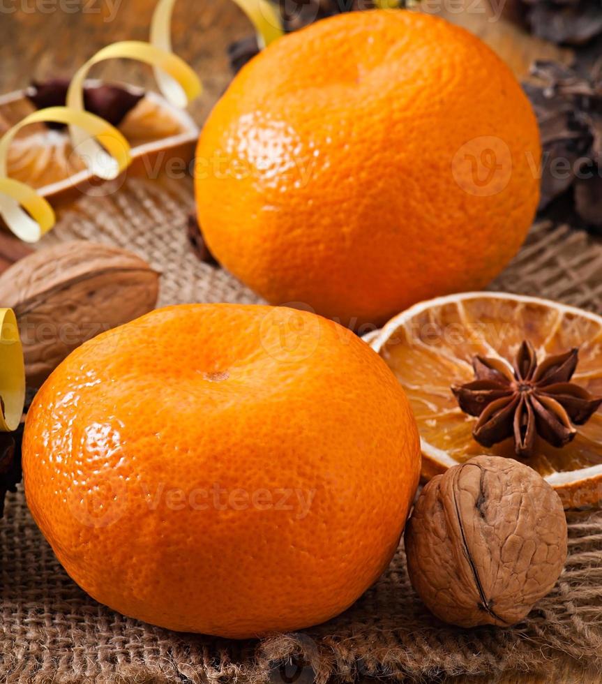 mandarines et épices sur un fond en bois photo