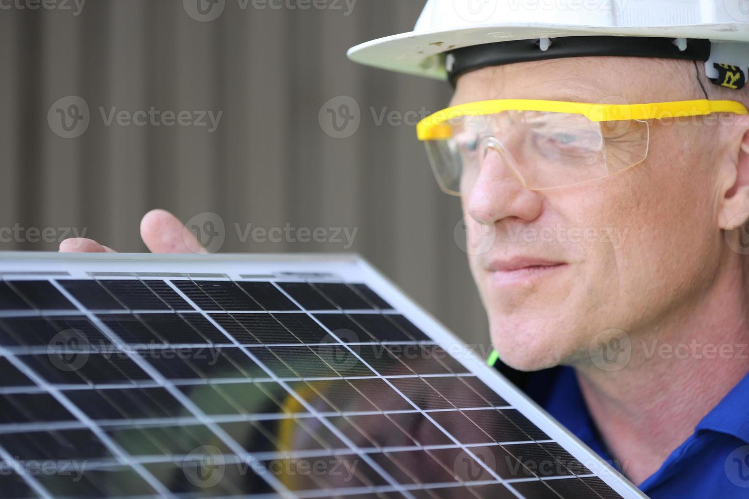 des panneaux solaires sur une colline de pays par une belle journée ensoleillée fournissant une source d'énergie renouvelable durable à l'alternative des résidents locaux photo