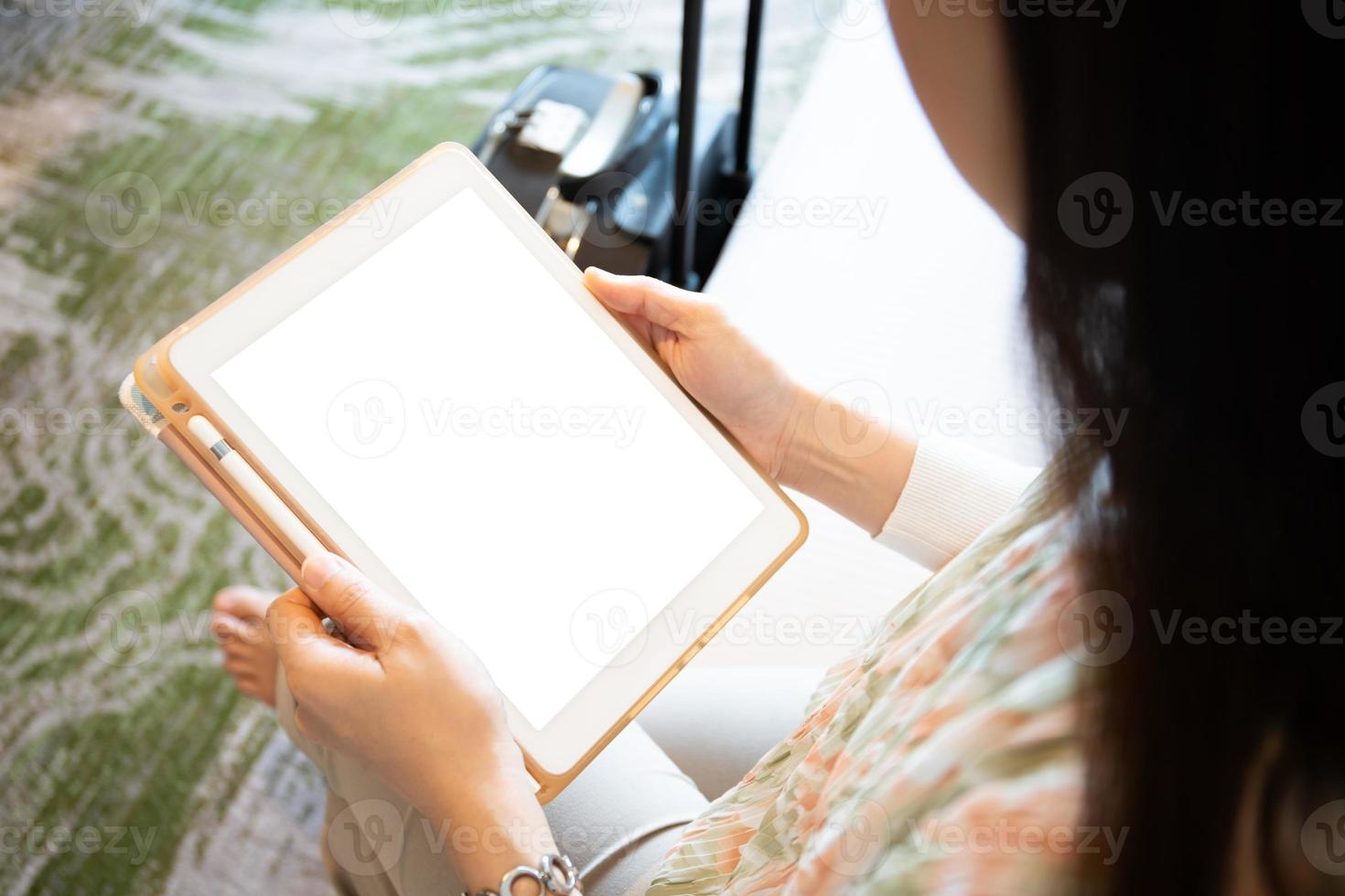 femme utilisant une tablette moderne dans le salon photo