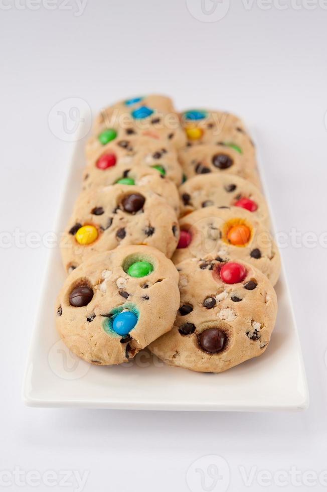 Cookies aux bonbons multicolores sur une plaque rectangulaire blanche photo