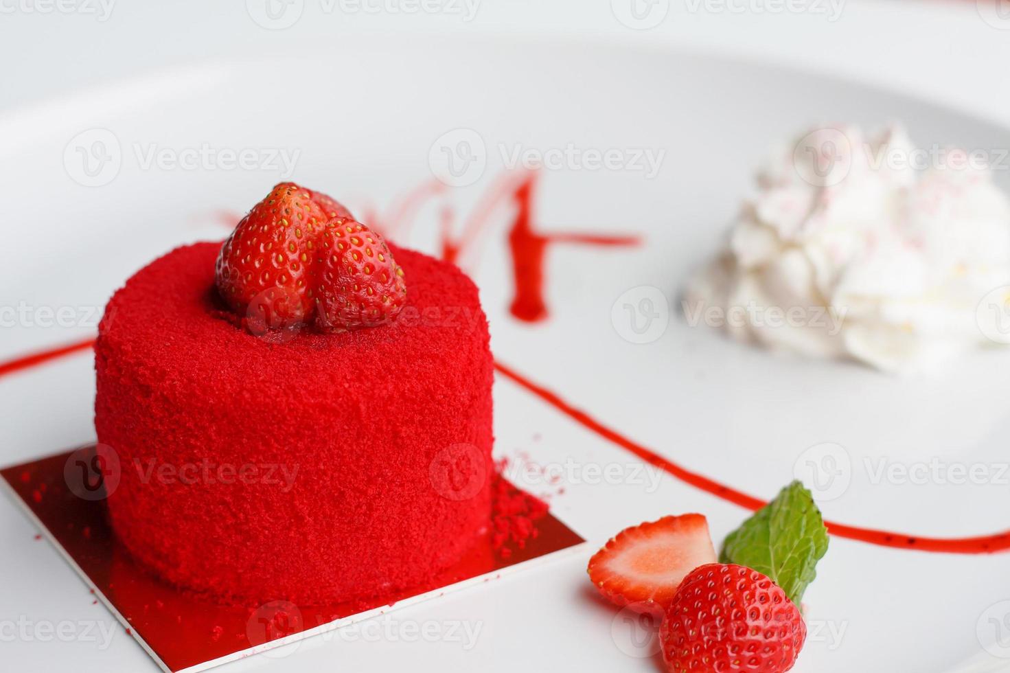 gâteau aux fraises sucré sur assiette photo